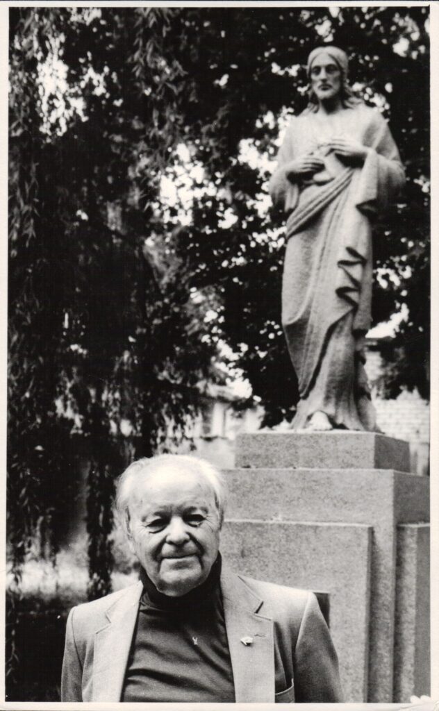 J. Jankus Maironio lietuvių literatūros muziejaus sodelyje apie 1991–1992 m. MLLM 83128 / F1 19171