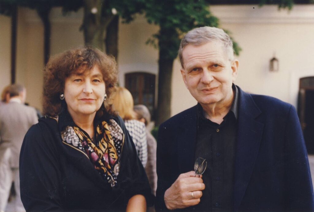 Viso gyvenimo bičiuliai J. Vaičiūnaitė ir T. Venclova pagaliau susitinka. Vygriai, 1997 m. birželis. MLLM 70427