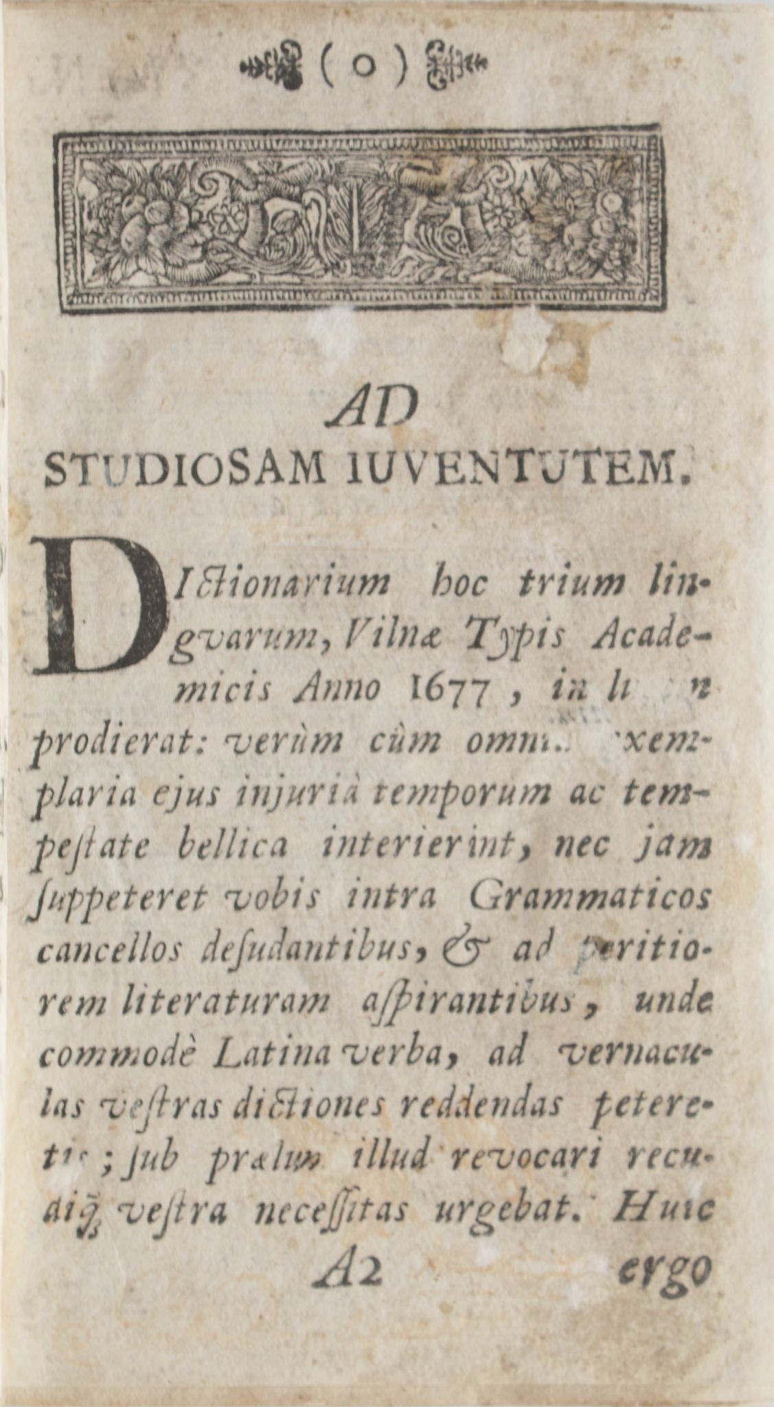 Konstantinas Sirvydas. Dictionarium trium linguarum [lotynų k.: Trijų kalbų žodynas]. Vilnius. Akademijos spaustuvė. 1713 m. MLLM 26779. Prakalbos pirmas puslapis