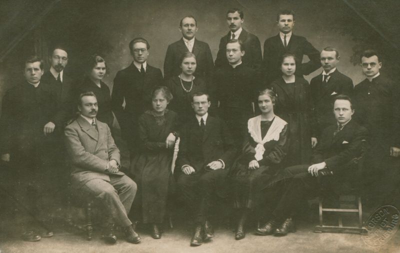 Lietuvių studentų korporacija „ Lithuania“. Pirmoje eilėje iš kairės sėdi K. Pakštas, M. Andziulytė, V. Mykolaitis, O. Vosyliūtė, E. Turauskas. Fribūras. Šveicarija, 1918 m. MLLM 22803
