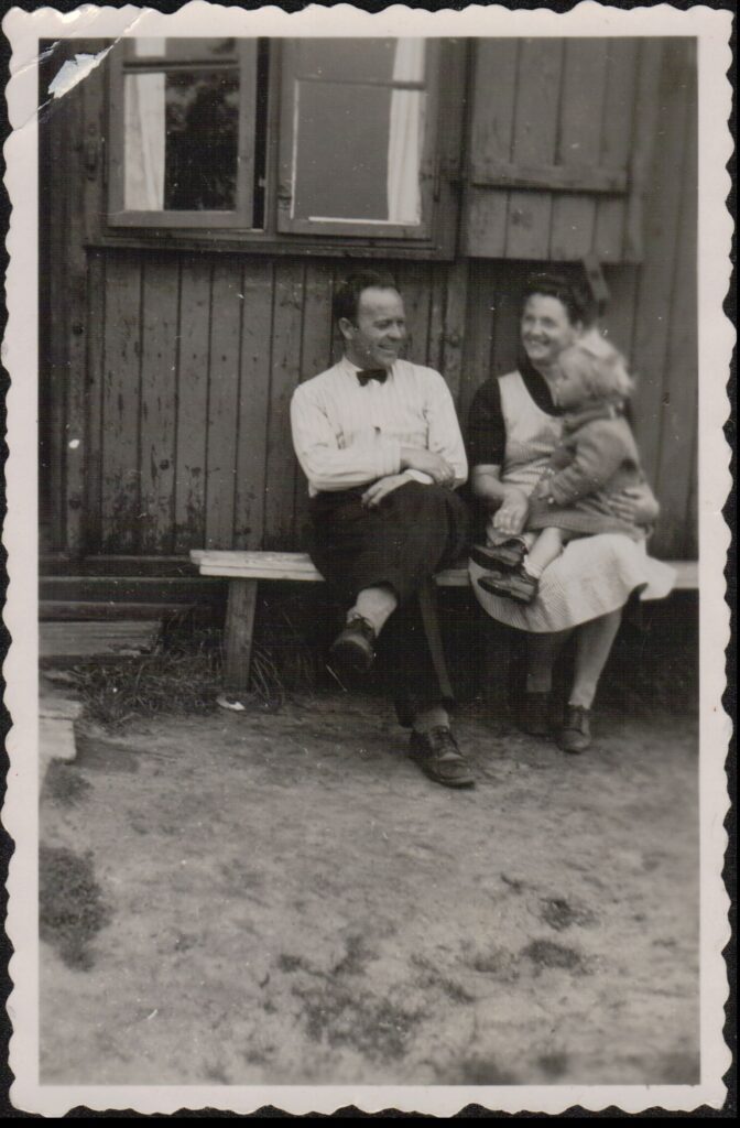 J. Jankus su žmona ir sūneliu Almiu Vokietijoje apie 1945–1946 m. MLLM 67916 / F2 13806
