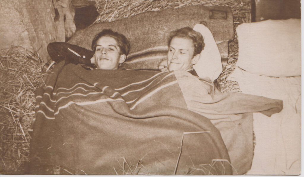 Po bulviakasio su kurso draugu E. Valotka. 1960 m.