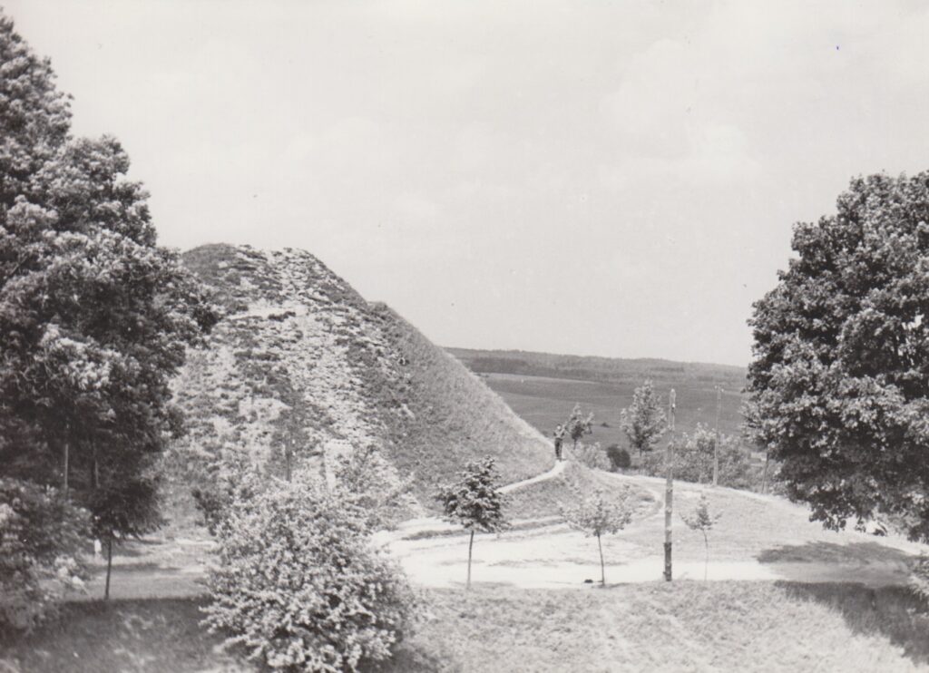 Nemirtingumo piliakalnis Naugarduke, supiltas 1924-1931 m. Adomo Mickevičiaus atminimui. Fotografuota 1967 m. Foto Felicijos Jodikaitienės. MLLM P 1158