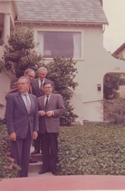 Brazdžionių namų kieme Los Andžele 1964 m. Iš kairės: I eil. J. Tininis, J. Girnius; II eil. B. Brazdžionis, A. Skirius. BBR12098