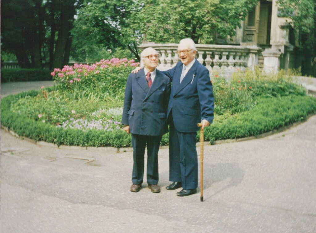 V. Falkenhanas (dešinėje) su P. Razmuku prie Lietuvių kalbos ir literatūros instituto. Vilnius, 1986 m. MLLM P26379