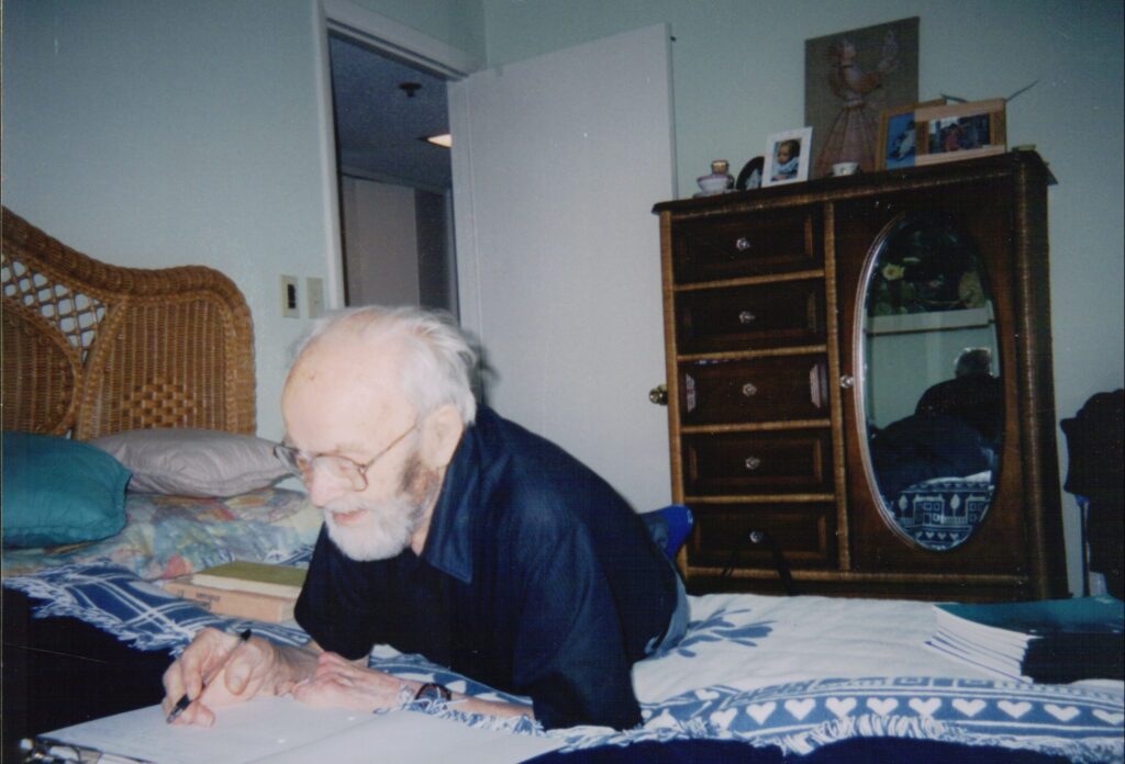 J. Jankus rašo romaną „Pušis“. JAV. 2002 m. Fotografė V. Paplauskienė. MLLM 81217 / F1 13797