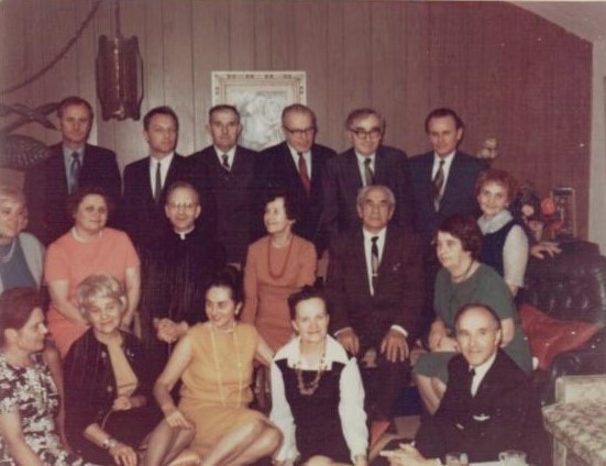 Andriekaus viešnagė Los Andžele 1970 m. Velykų metu. Rašytojai pas D. ir J. Mitkus. Iš kairės: III eil. Mackiala, A. Gricius, H. Tumas, J. Tininis, B. Brazdžionis, E. Arbas. BBR12278