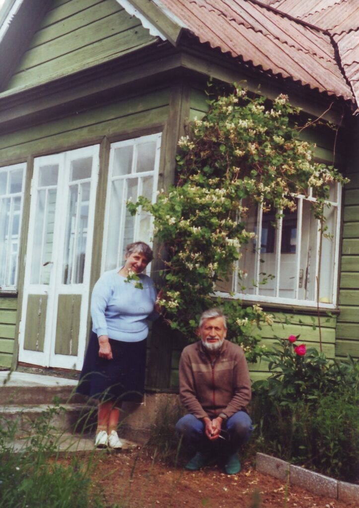 V. Zaborskaitė su vyru sodyboje Tetervose 1998 m. birželio 18 d. Iš V. Stonytės asmeninio archyvo