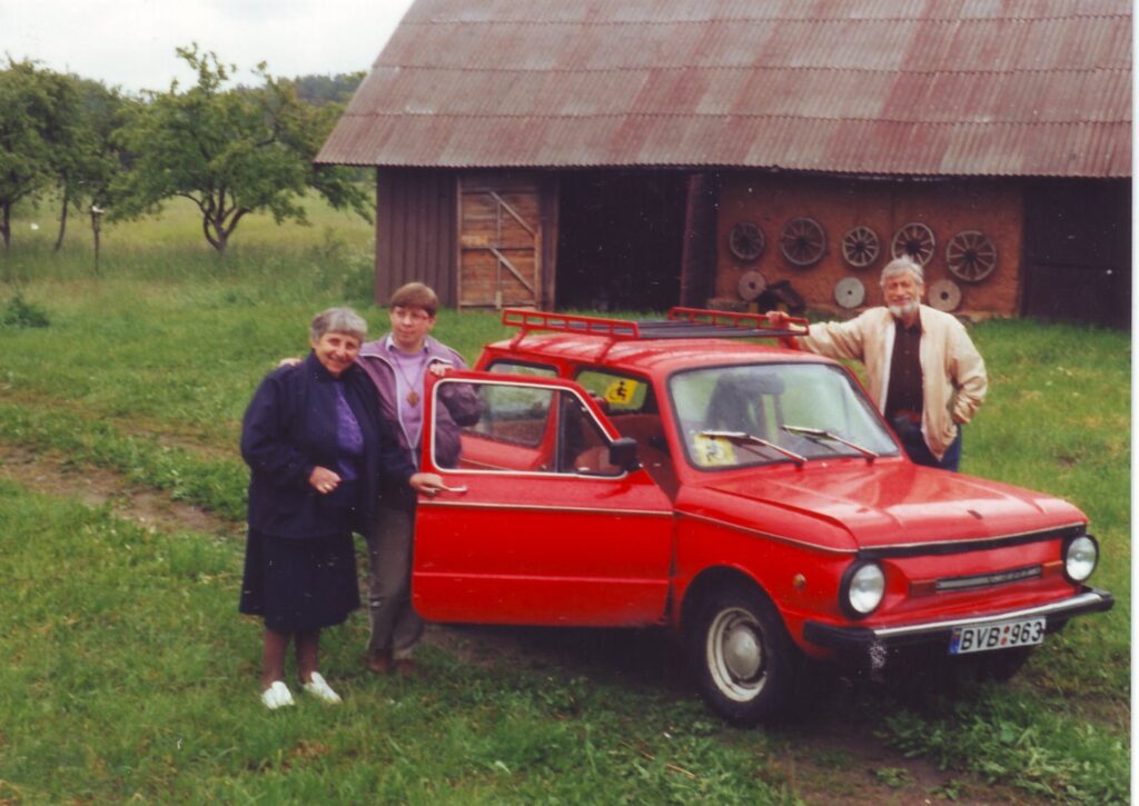V. Zaborskaitė su įdukra Virgilija ir vyru R. Vėbra Tetervose 1998 m. birželio 19 d. Iš V. Stonytės asmeninio archyvo