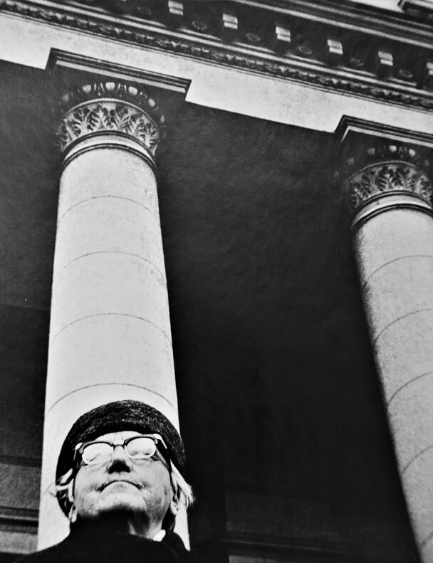 I. Simonaitytė prie Respublikinės bibliotekos. Nuotrauka O. Pajedaitės. Vilnius, 1978 m. MLLM RMM ĮK 14922