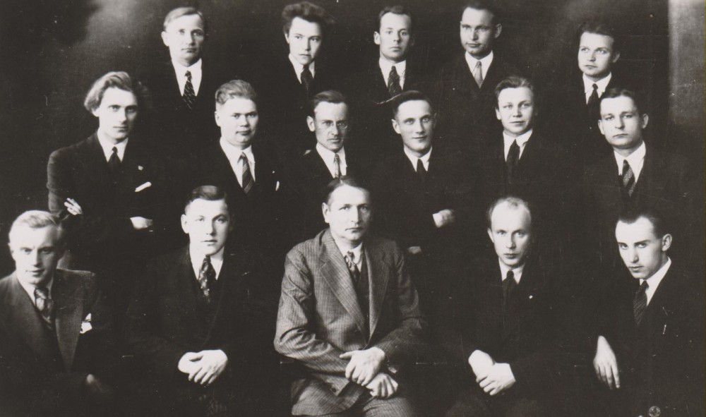 Su Teatro seminaro dalyviais. Pirmoje eilėje (iš kairės): S. Stonkus, A. Ronkus, B. Sruoga, A. Vaitiekaitis, A. Budrys. Antroje eilėje: L. Kalvelis, V. Baravykas, D. Čibas, D. Stankaitis, J. Raustis, H. Radauskas. Trečioje eilėje: neatpažintas asmuo, B. Babrauskas, K. Jankauskas, R. Račinskas, J. Kiznis