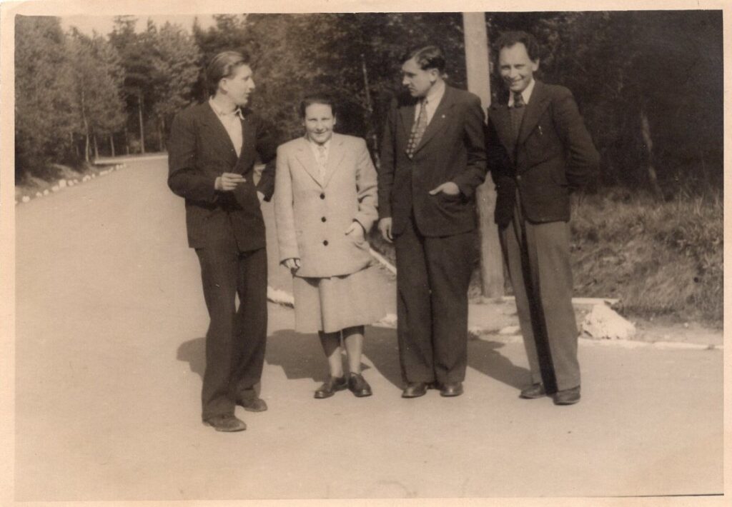 Iš kairės V. Būtėnas, S. Narkeliūnaitė, A. Baronas ir než. asmuo. Dedelstorfas, 1947 m. MLLM 104522