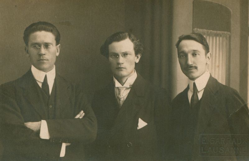 Studijų draugai. Iš kairės: Izidorius Tamošaitis, V. Mykolaitis, Stasys Šalkauskis. Lozana, 1920 m. MLLM 23720
