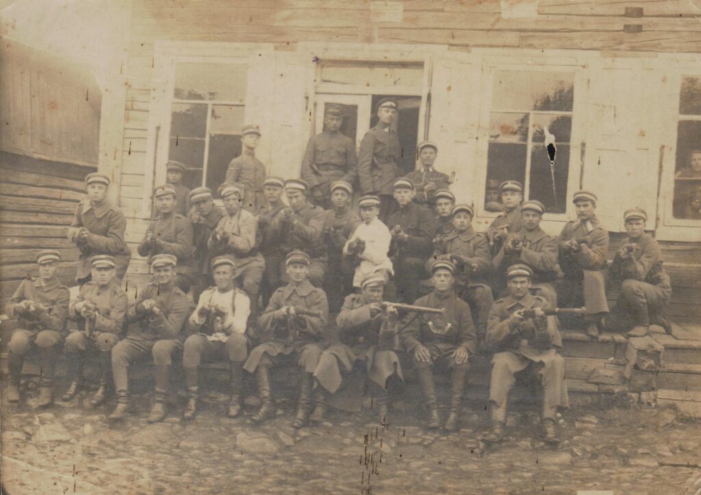 J. Tysliava (paskutinėje eilėje pirmas iš kairės) su Lietuvos savanoriais apie 1920 m. MLLM 63325