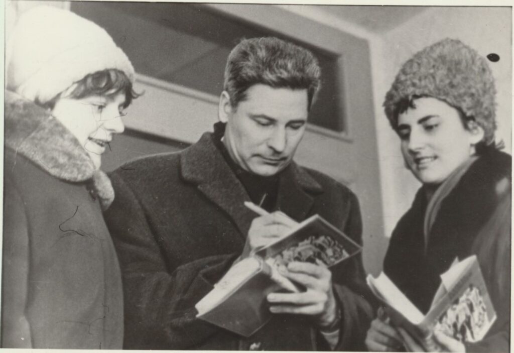 Pasirašinėjant autografus knygoje „Kaimas kryžkelėje“. 1967 02 09. MLLM P8009