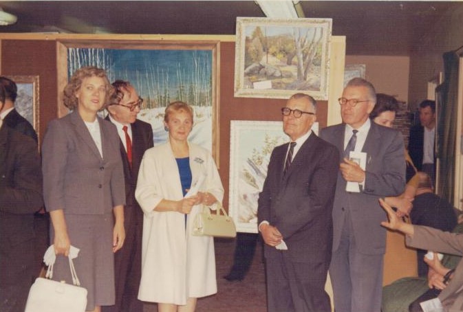J. Andrašūno parodos atidarymas Los Andžele 1964.04.11. Iš kairės: D. Mackialienė, B. Brazdžionis, A. Brazdžionienė, J. Andrašūnas, J. Tininis, už jo – V. Andrašūnienė. BBR 12103
