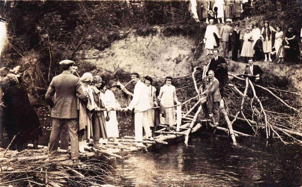 J. Eretas (centre ant tilto), V. Mykolaitis-Putinas tilto gale) su šatrijiečiais gegužinėje. 1926 m. MLLM 22592