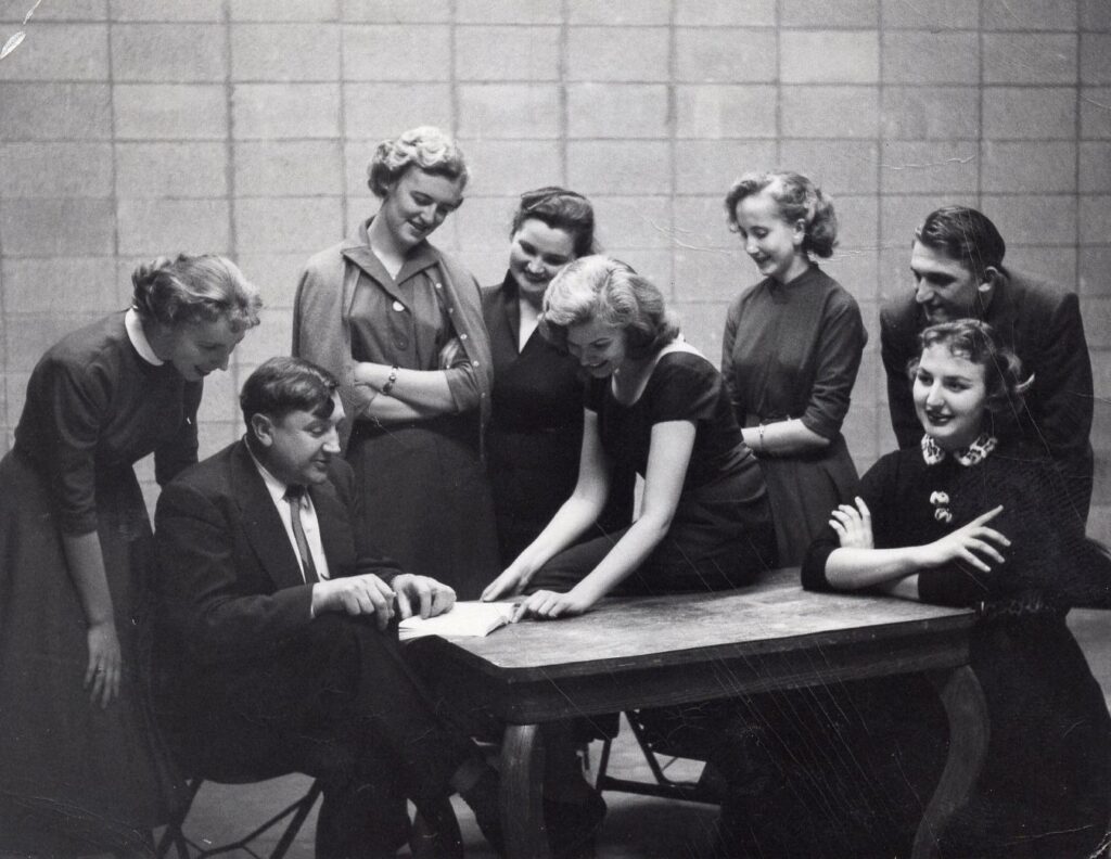 Literatūros būrelis. Iš kairės A. Baronas, N. Narbutaitė-Baronienė, A. Katelytė, D. Noreikaitė-Kūčėnienė, D. Bindokienė, O. Šulaitienė, než. asmuo, V. Krištolaitytė. Čikaga, apie 1950 m. MLLM_80535
