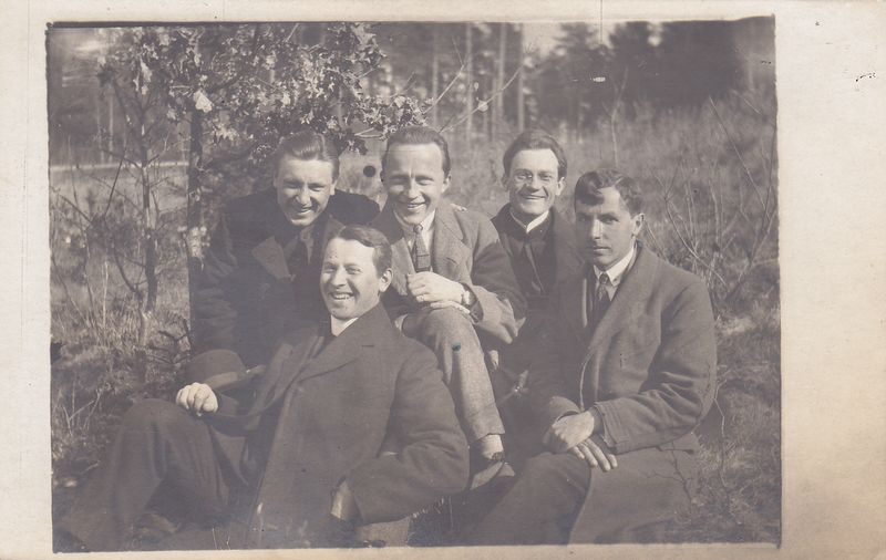 Linksma su draugais. Priekyje iš kairės sėdi J. Gutauskas ir P. V. Raulinaitis. Antroje eilėje sėdi L. Gronis, E. Turauskas, V. Mykolaitis. Fribūras, 1921-03-20. MLLM 121418