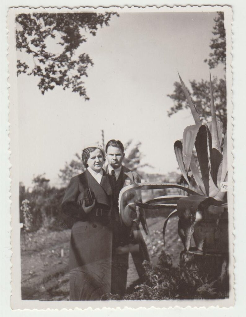 Su žmona Matilda Kauno botanikos sode. Apie 1938 m.