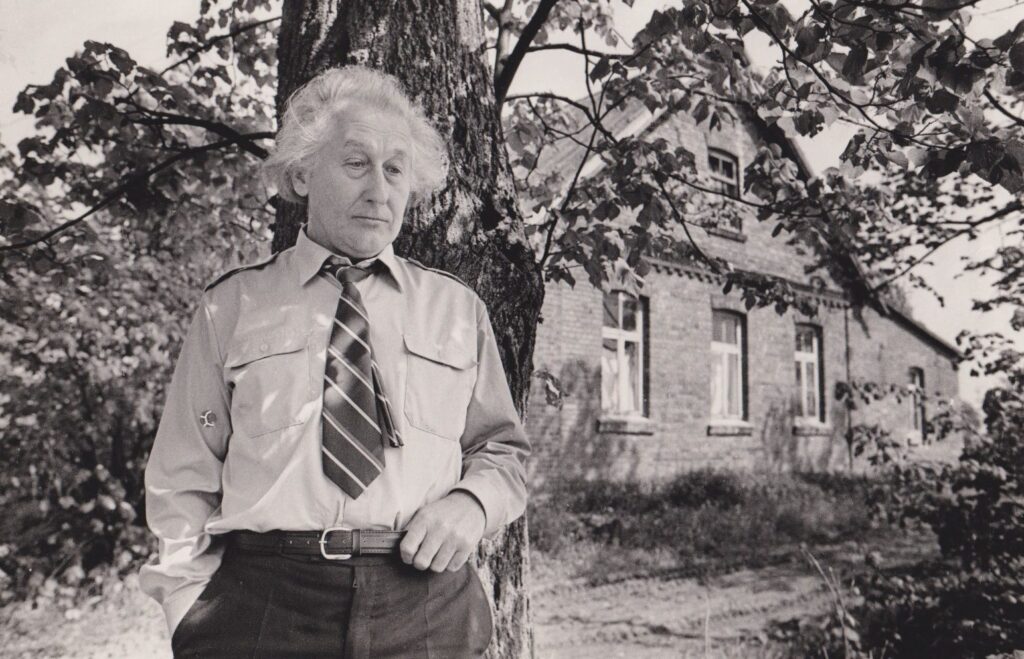 H. A. Čigriejus. Prie Vidugirių pradinės mokyklos, 1987 m. R. Rakausko nuotrauka. MLLM 116464