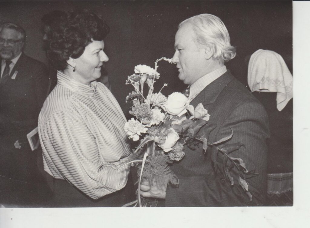 60-mečio proga rašytoją sveikina raudondvarietė V. Puraitė 1987 m.