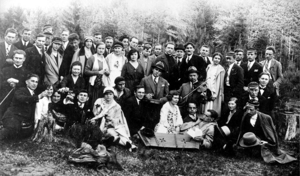 „Šatrijos“ draugija. Pirmas dešinėje sėdi A. Vaičiulaitis. MLLM 25061