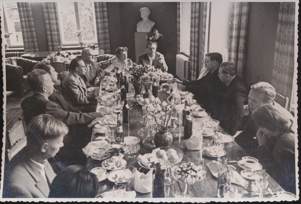 Rašytojo Filipo Bonoskio sutikimas Rašytojų sąjungoje. Šventėje dalyvauja E. Mieželaitis, A. Venclova, K. Korsakas, T. Tilvytis, V. Reimeris ir kt. Apie 1959 m.