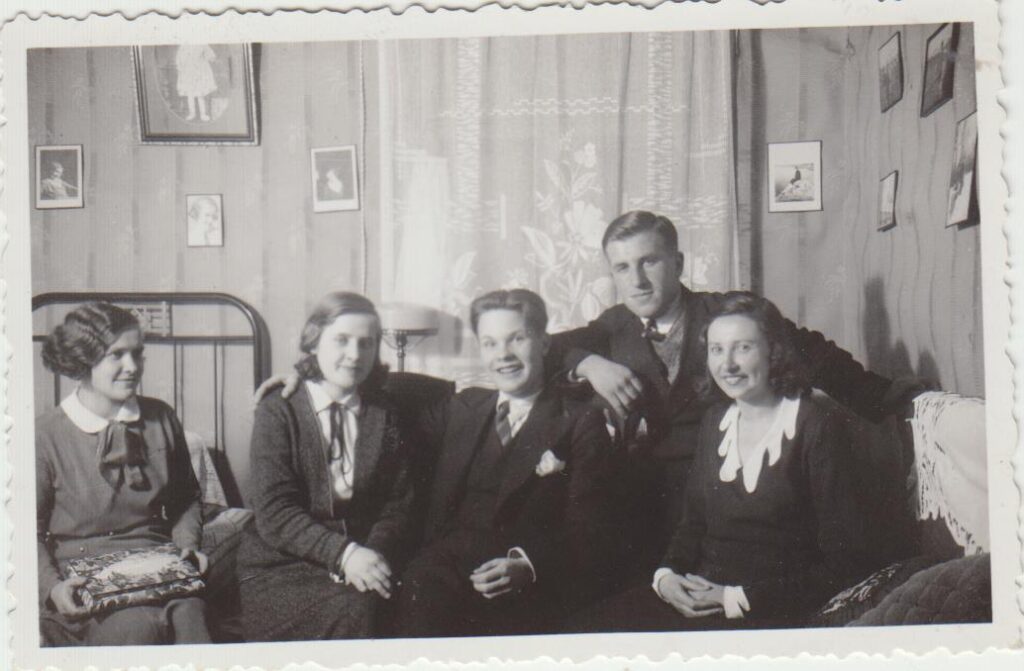 S. Zobarskas su žmona Matilda, jos seserimi Regina ir broliu Vladu bei jo žmona savo namuose Kaune, Tulpių g. Nr. 6. Apie 1938 m.