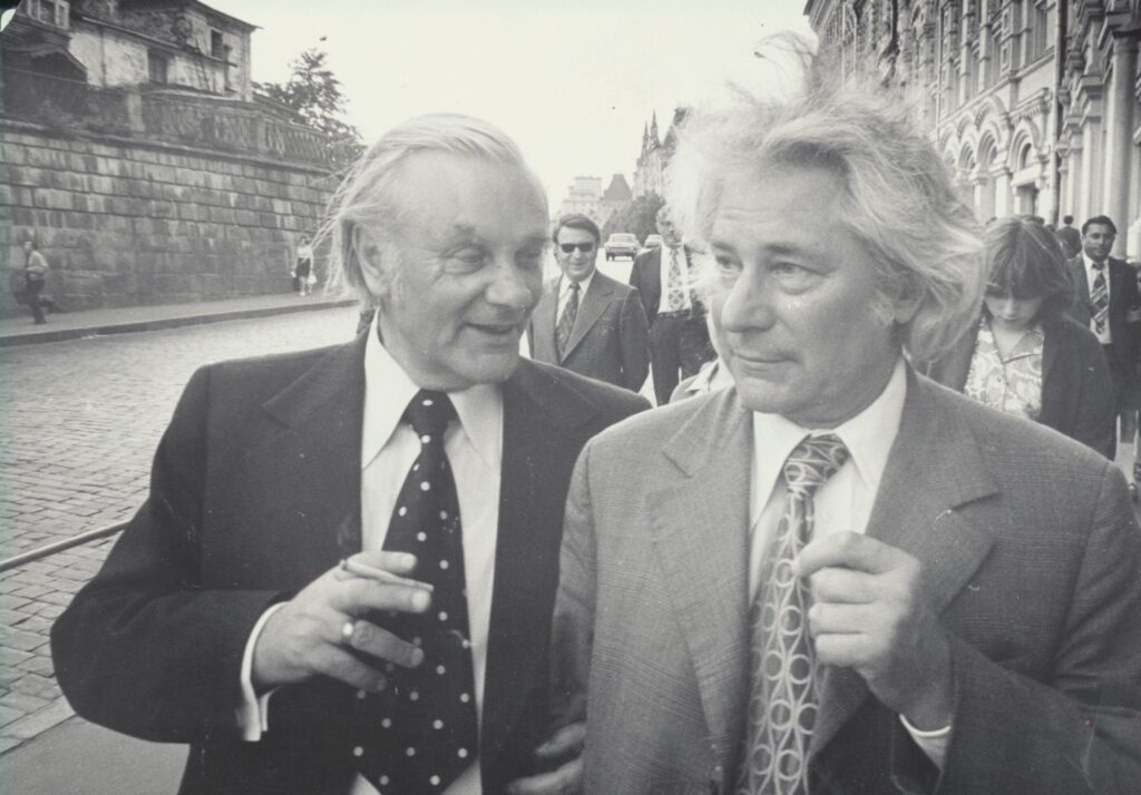 Lenino premijos laureatai E. Mieželaitis ir J. Avyžius rašytojų suvažiavimo metu. Maskva, 1976 m. MLLM 20165
