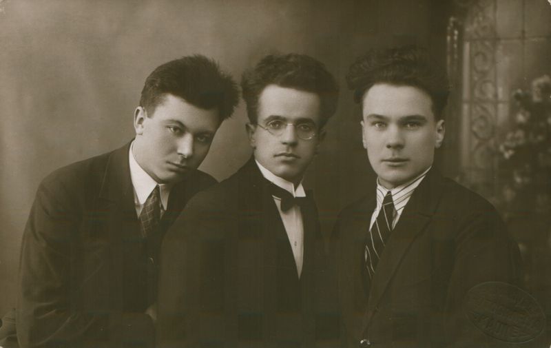 Žurnalo „Pavasaris“ redakcijos nariai: Juozas Grušas, žurnalistas Juozas Keliuotis, K. Meškauskas. Kaunas, apie 1924–1925 m. MLLM 25079