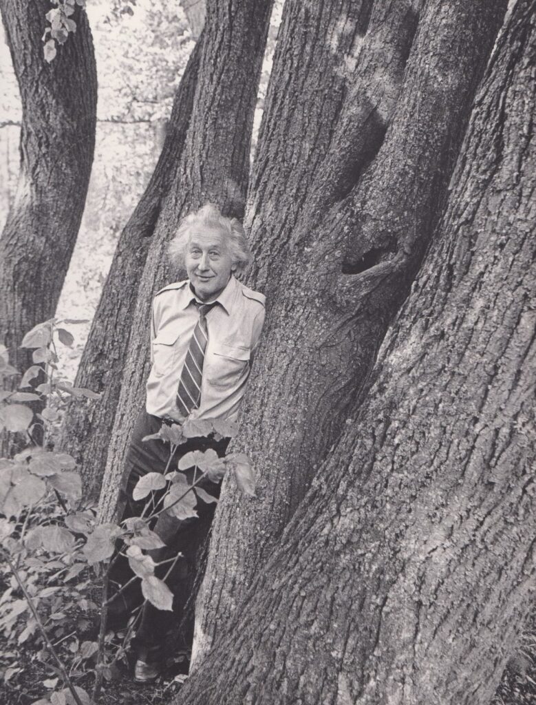 H. A. Čigriejus Škilinpamūšio dvaro (Pasvalio raj.) parke. Čia Antrojo pasaulinio karo metais veikusioje mokykloje mokėsi poetas. 1987 m. R. Rakausko nuotrauka. MLLM 26119