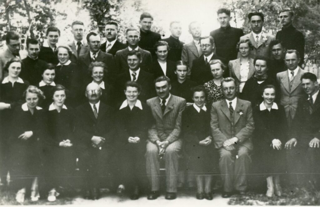 Joniškio gimnazijos abiturientai su mokytojais apie 1938 m. J. Tininis – trečioje eilėje, trečias iš dešinės. RKMA, B. 180-18/1383