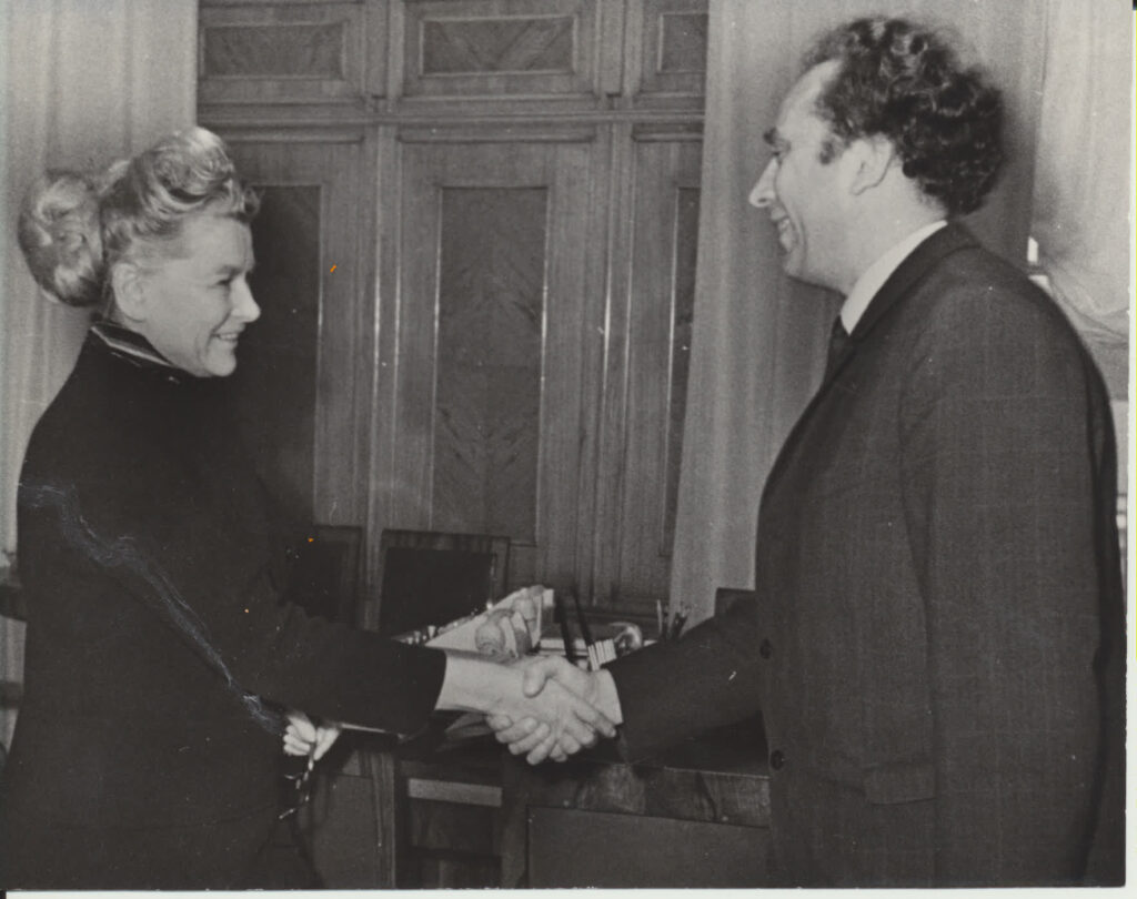 TSRS Kultūros ministrė Jekaterina Furceva įteikia V. Reimeriui Dž. Neru premiją. Maskva, apie 1968 m. N. Kočnevo nuotrauka