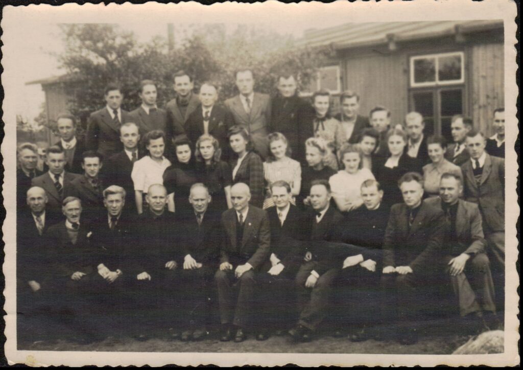 Seedorfo (Vokietija) gimnazijos mokiniai ir mokytojai apie 1946 m. J. Jankus sėdi I eil. ketvirtas iš dešinės. MLLM 81221 / F3 13796