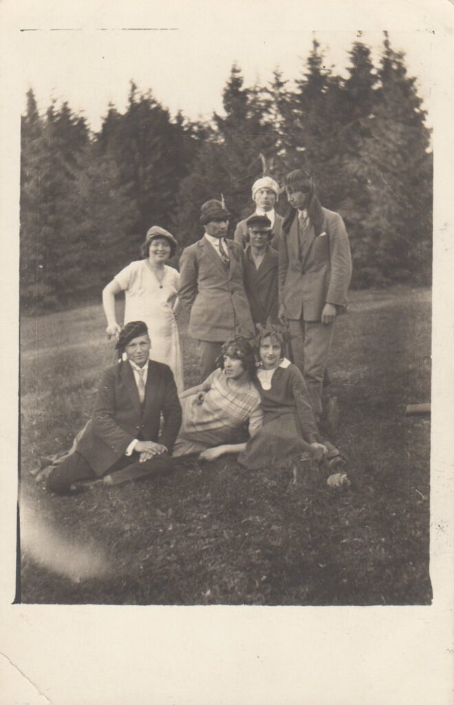 Studentų ekskursija po Žemaitiją. Iš kairės II eilėje: Elena Vilčinskaitė, J. Paukštelis, I. Petrušaitis. 1926 m. MLLM 22744