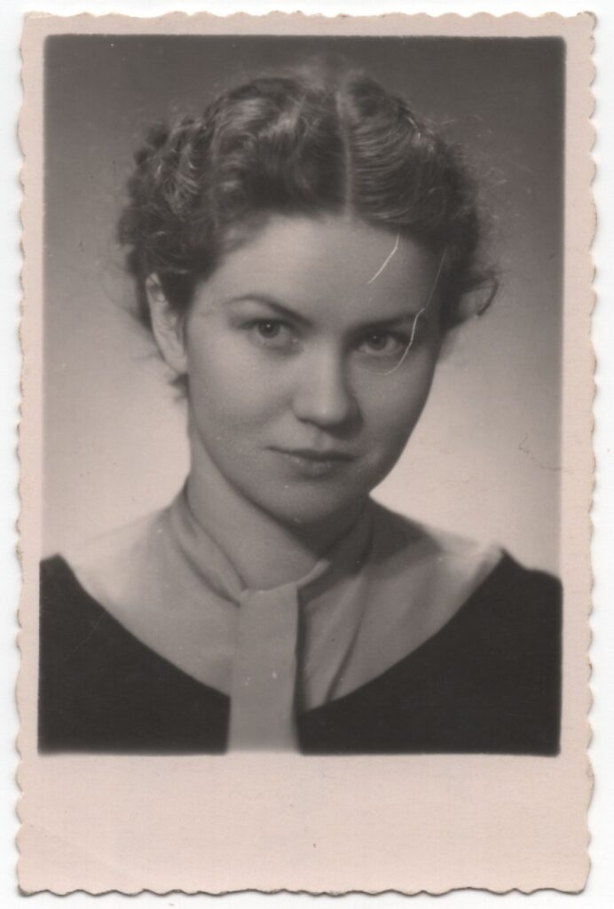 Dalia Urnevičiūtė – penkto kurso diplomantė. Kaunas. 1955 m. MLLM 127545