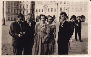 A. Baltrūnas, I. Kostkevičiūtė, V. Zaborskaitė Prahoje. 1955 m.