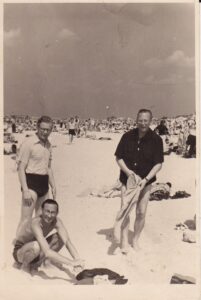A. Baltrūnas (tupi), V. Mozūriūnas (stovi dešinėje). Apie 1958 m.
