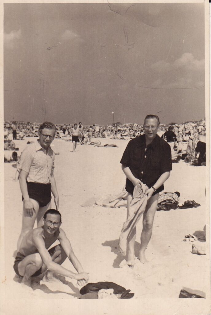 A. Baltrūnas (tupi), V. Mozūriūnas (stovi dešinėje). Apie 1958 m.