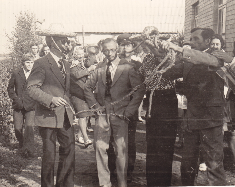 A. Baltrūnas – piršlys pusbrolio T. Raižės vestuvėse. 1975 09 13