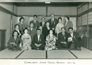 A. Gudaitis-Guzevičius (trečioje eilėje ketvirtas iš kairės) su sovietų turistais Japonijoje 1960 m.