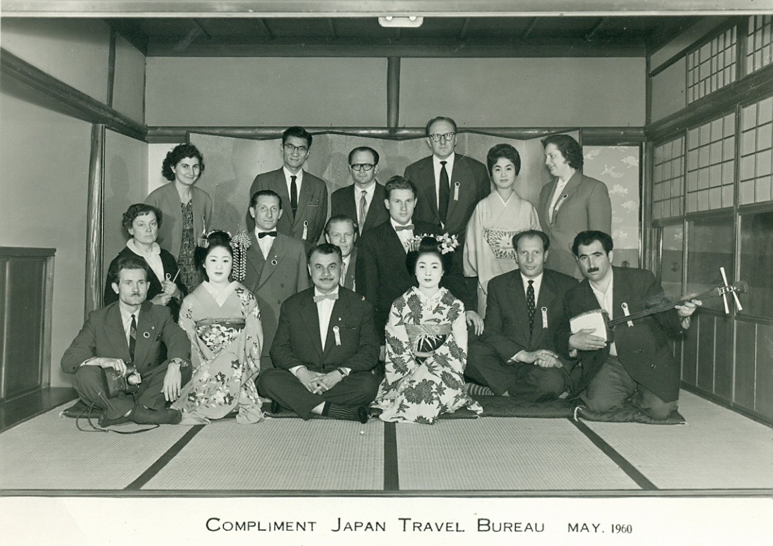 A. Gudaitis-Guzevičius (trečioje eilėje ketvirtas iš kairės) su sovietų turistais Japonijoje 1960 m.