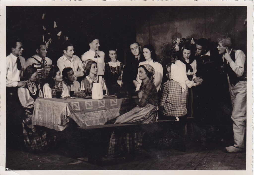 A. Gustaičio pjesė „Sekminių vainikas“. Hanau teatras. 1946 m. Režisavo A. Škėma