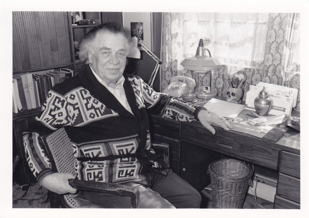 A. Gustaitis savo kabinete. Bostonas. 1987 m.