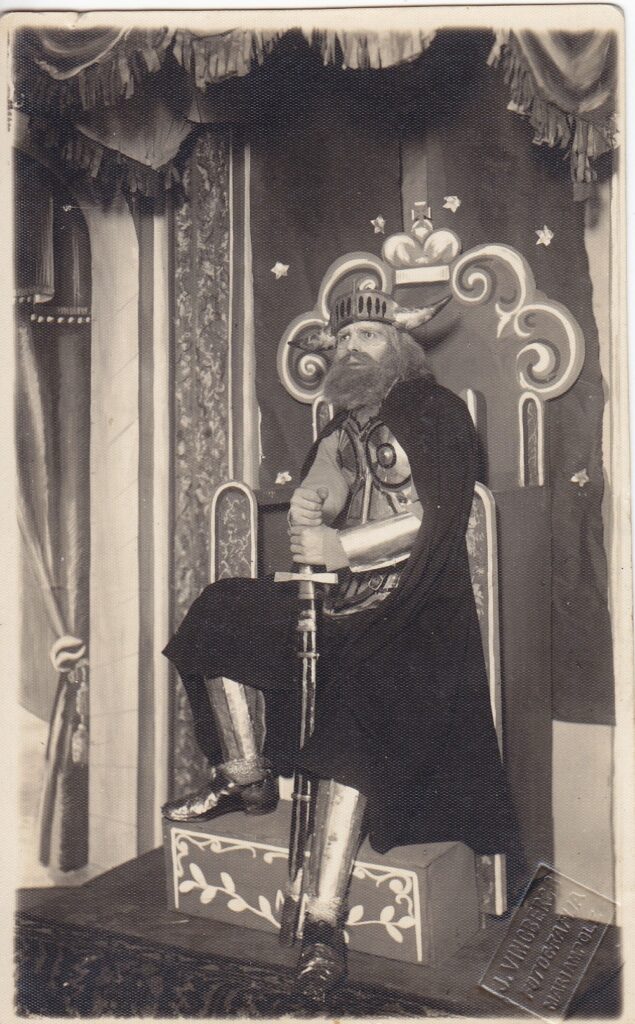 A. Gustaitis vaidina Kęstutį. Marijampolė. Apie 1926 m.