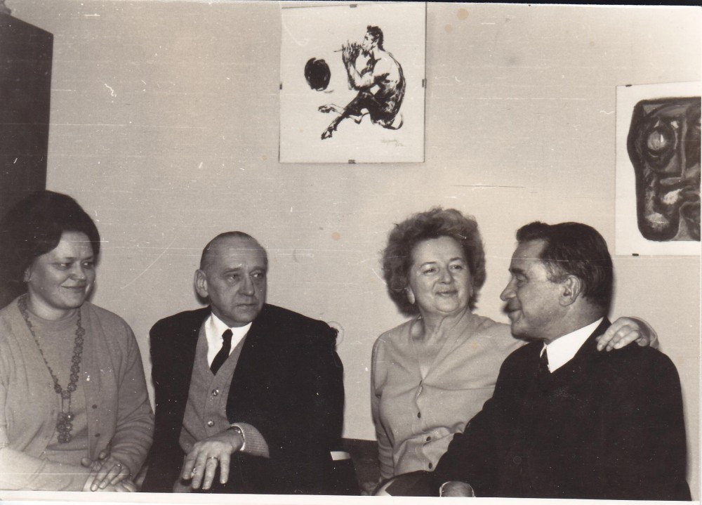 A. J. Greimas su Irena ir Juliumi Būtėnais ir dr. Laima Griciūte (kairėje) Būtėnų namuose. Vilnius, 1971 m.