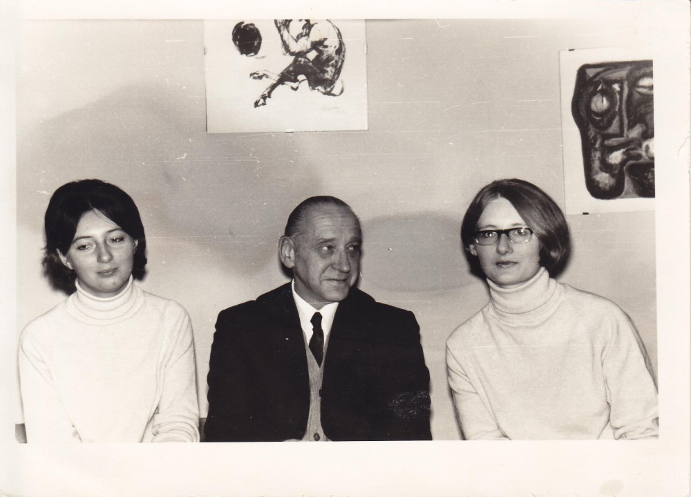 A. J. Greimas su dukterėčiomis Rimute ir Dalia Būtėnaitėmis jų namuose Vilniuje 1971 m.