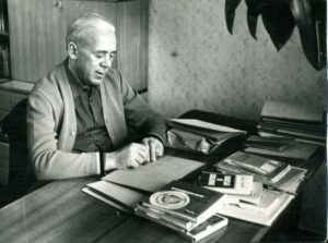 A. Jonynas prie darbo stalo savo bute. Vilnius, 1976 m. Nuotrauka A. Žižiūno