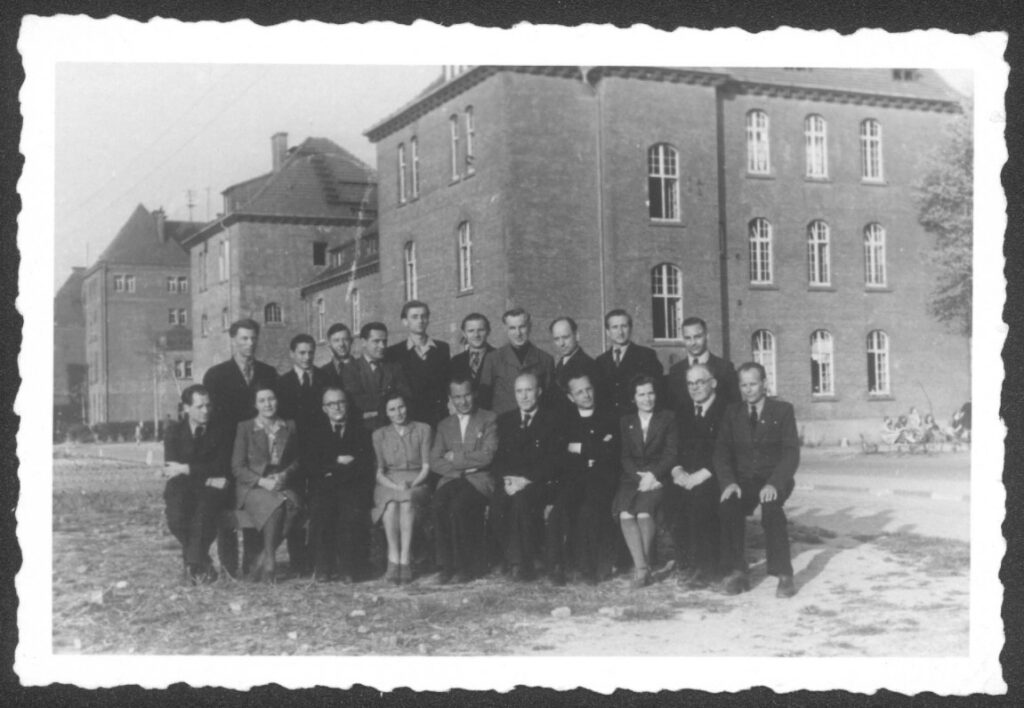 A. Landsbergis (antroje eilėje penktas iš kairės) su Matenbergo gimnazijos mokytojais. 1949 m.